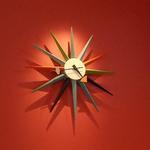 グッドタイムカフェ - 内観：インパクトがすごい時計におしゃれな壁がマッチ