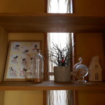 グッドタイムカフェ - 内観：入って右手の飾り棚には、マスターのこだわりの品