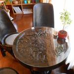 グッドタイムカフェ - 内観：入口左側に優雅な造りの４人テーブル、カーテンが仕切りにもなる