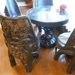 グッドタイムカフェ - 内観：入口左側に優雅な造りの４人テーブル、カーテンが仕切りにもなる