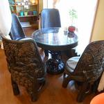 グッドタイムカフェ - 内観：入口左側に優雅な造りの４人テーブル、カーテンが仕切りにもなる