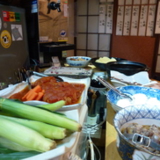 15皿以上並ぶカウンター料理。次は何にしようかと迷ってしまう