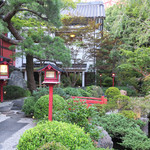 東京 芝 とうふ屋うかい - 池には大きな錦鯉