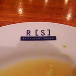 レストラン・サカキ - RESTAURANT SAKAKI ＠京橋 店内 お皿の意匠