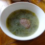 タコ炊き込みご飯にセットで付くスープ。おそらくジャガイモとモロヘイヤ。