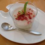 グッドタイムカフェ - ココナッツミルクの杏仁豆腐風
      