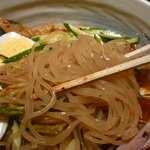 니반테이 - 冷麵（麺はこんな感じ）