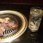 니반테이 - 焼酎水割り二杯目、焼かれる肉達