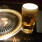 니반테이 - 生ビール中、焼かれる肉達