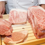 肉屋 雪月花 NAGOYA - 左は飛騨牛のシャトーブリアン、右は松阪牛のサーロイン