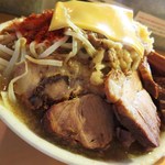 ラーメン荘 地球規模で考えろ - 豚ラーメン ヤサイマシアブラマシニンニクマシカラメチーズノセ