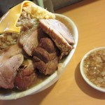 ラーメン荘 地球規模で考えろ - 豚ラーメン ヤサイマシアブラマシニンニクマシカラメチーズノセ