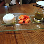 ★旬のトマトとモッツァレラ・ブラータのカプレーゼ　