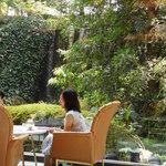 メインラウンジ (リーガロイヤルホテル大阪) - 都会とは思えない自然を配した庭