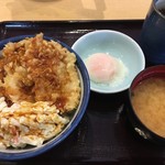 天丼てんや - 半熟玉子付マカロニサラダと食べるポークロース生姜だれ天丼(税込730円)