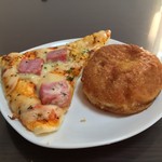 粉とクリーム - 惣菜パソはカレーかウインナーにかぎる。というわけでカレーパソと窯焼きピザ（ベーコソ）。自宅にて