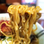 品川甚作本店 - 森住製麺特有の黄色い縮れ麺