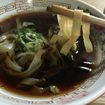 信濃屋 - 信濃屋・支那そばの平打ち麺
      コシがあります。