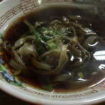 信濃屋・支那そば
          濃い目の醤油スープは甘め。うどんのスープとは別物。
          麺は平打ちで、パスタのようでも、やはりラーメンの麺。