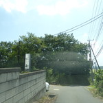 そば心 ゐ田 - 県道４２号からの下る道からの写真。