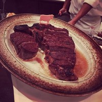 ウルフギャング・ステーキハウス 丸の内店 - 焼き立てのプライムステーキ