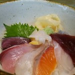 魚河岸割烹 鮮 - ランチでの海鮮丼1000円  メインの丼