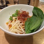 カーザ ルカ - ラー博は俺の社員食堂。  ミニペペロソチーノ和え麺！  辛さ。MAXの5辛！  ヤサイプリタツでヘルシーに見えるが、ヤサイの下には赤いタレをまとった麺が