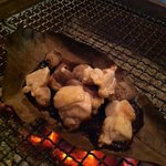 炭火炉端 炙蔵 - 白レバーとハツの朴葉焼き