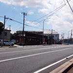 Tosaya - 向かいの駐車場を出た信号からの様子