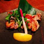 創作和食と美酒 うのさと - unosato:総州古白鶏もも肉の天然塩焼き