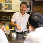 Hiroshima Okonomiyaki Koukouya - カウンターで店主市山と語らうも良し、お一人様も大歓迎！