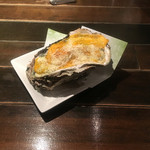 OYSTER BAR 酒肆石花 - ウニやソースが新鮮な牡蠣をさらに引き立てる