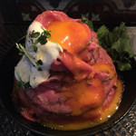 レッド ロック - ローストビーフ丼(大)1,150円卵黄崩壊