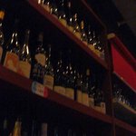 ビストロ　ガール・ド・リヨン - ワインリスト代わりの棚