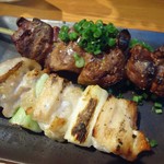 下町バル 門仲酒BAR - 「葱たっぷりレバー串」と「もも葱串」各150円也。