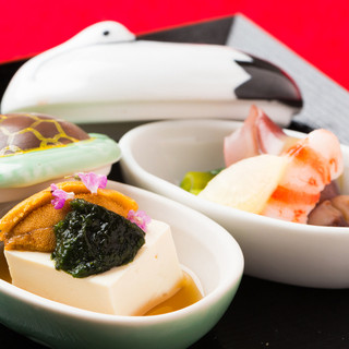 Exquisite Japanese-style meal made with seasonal ingredients. We offer courses that you can fully enjoy.