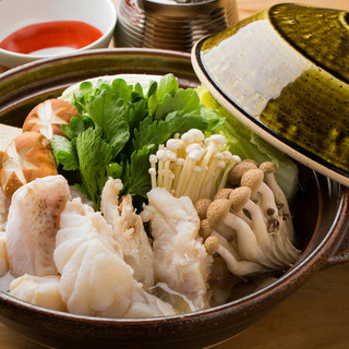 Enjoy fresh fish. Depending on the season, “Fugu” and “Ara (Kue)” are also available.