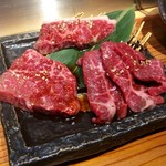 熟成ホルモン・山形牛 炭火焼肉 牛語 - ハーフサイズでの盛り合わせ(特注)。いちぼ、ラムヘレ、特選赤身ロース。すべて山形牛。