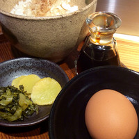 熟成ホルモン・山形牛 炭火焼肉 牛語 - 卵かけご飯のセット。香の物の味が濃いので、せっかくのTKGがっ。