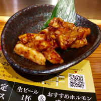 熟成ホルモン・山形牛 炭火焼肉 牛語 - サービスのホルモン盛り合わせ。マル腸とハラミ。