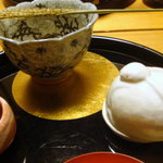 Oryori Kifune - 金箔のお月様にススキの穂がかかって兎がお月見をしています