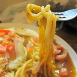 あんかけ堂 - 太い麺にソースをからめて食べる