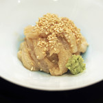 赤坂 詠月 - 穴子の刺身にふんだんに胡麻があわせてある