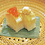 赤坂 詠月 - 淡路の鯛の小袖寿司、左手の方にはイクラ、右手の方には鱧の卵を添えて