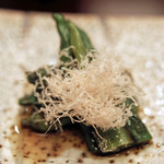 赤坂 詠月 - 伏見甘長（ふしみあまなが）唐辛子に出汁醤油、鰹節の糸削りを添えて