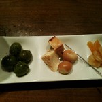 銀座酒場 マルイチ - オリーブ昆布塩、燻製、ドライフルーツ