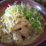 ラーメン金太郎 - 豚骨魚介ラーメン　690円税込み
見た目よりお上品、卓上のキムチが個人的に必須(^^;)