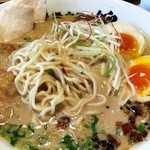 らーめん錦 - 特製全部のせらーめん醤油　麺登場