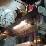 麺のようじ - あれこれ置き物やら張り紙も多めで、やや雑多でユニークな印象