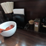 麺のようじ - 卓上にはコショウ、玉子かけタレが置いてあった。